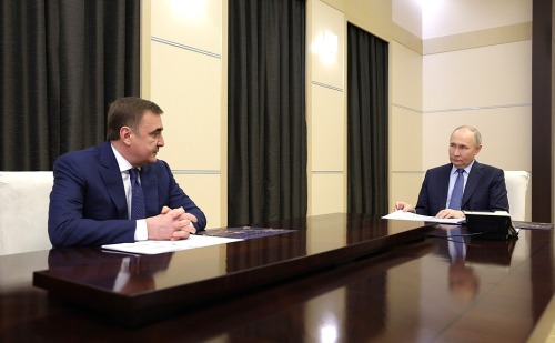 Владимир Владимирович Путин встретился с Алексеем Геннадьевичем Дюминым.